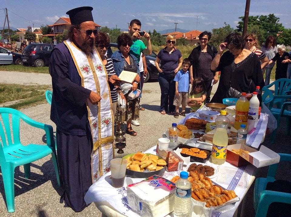 Έστρωσαν τραπέζι στα... νεκροταφεία! Γευμάτισαν με τους νεκρούς στην Κομοτηνή, έθιμο αιώνων! - Φωτογραφία 4