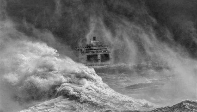 «Δεν έμεινε τίποτα όρθιο»! Η απόλυτη καταστροφή στο πλοίο blus star naxos μετά το χτύπημα σφοδρής θαλασσοταραχής [photo] - Φωτογραφία 1