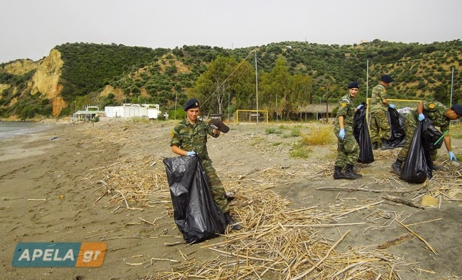 Οι στρατιώτες του ΚΕΕΜ καθάρισαν παραλία στο Γύθειο! - Φωτογραφία 1