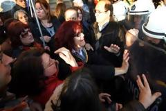 Βίαιες συγκρούσεις με ΜΑΤ-καθαρίστριες - Τραυματισμοί και λιποθυμίες