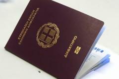 Βρε τον ταλαίπωρο τι έπαθε,δεν είχε δει τι έκανε το παιδί του στο διαβατήριό του και μόλις το άνοιξε... [photos]