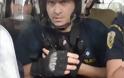 ΤΩΡΑ: Η απάντηση της ΕΛ.ΑΣ για την φωτογραφία που κυκλοφορεί στο διαδίκτυο με τον αστυνομικό να φαίνεται να φορά «μεταλλικό» γάντι [photo] - Φωτογραφία 2