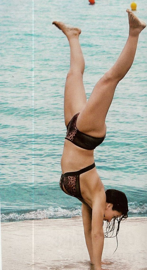 Η Ναταλία Δραγούμη κάνει γιόγκα στη αμμουδιά φορώντας μόνο το μαγιό της - Φωτογραφία 3