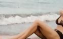 Η Ναταλία Δραγούμη κάνει γιόγκα στη αμμουδιά φορώντας μόνο το μαγιό της