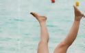 Η Ναταλία Δραγούμη κάνει γιόγκα στη αμμουδιά φορώντας μόνο το μαγιό της - Φωτογραφία 3