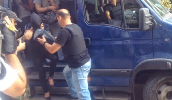 Με τις μπλούζες στα πρόσωπα έφτασαν στον Εισαγγελέα - Ο εφοπλιστής και η βίλα στη Φιλοθέη με την ηρωίνη - Φωτογραφία 1