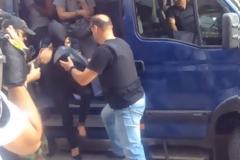 Με τις μπλούζες στα πρόσωπα έφτασαν στον Εισαγγελέα - Ο εφοπλιστής και η βίλα στη Φιλοθέη με την ηρωίνη