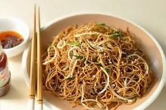 ΣΟΚ σε κινέζικο εργοστάσιο noodles! Υπάλληλοι πατούν με γυμνά πόδια τα ζυμαρικά! [photos]