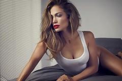 Η Jennifer Lopez βάζει... φωτιά στο φακό - Δείτε τη με αποκαλυπτικά κορμάκια!