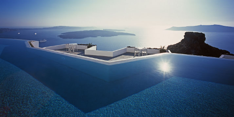 H πιο όμορφη πισίνα του κόσμου βρίσκεται στη Σαντορίνη: Κρεμασμένη στο βράχο, γίνεται ένα με τη θάλασσα - Φωτογραφία 5