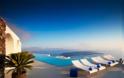 H πιο όμορφη πισίνα του κόσμου βρίσκεται στη Σαντορίνη: Κρεμασμένη στο βράχο, γίνεται ένα με τη θάλασσα - Φωτογραφία 12