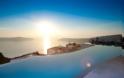 H πιο όμορφη πισίνα του κόσμου βρίσκεται στη Σαντορίνη: Κρεμασμένη στο βράχο, γίνεται ένα με τη θάλασσα - Φωτογραφία 16