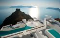 H πιο όμορφη πισίνα του κόσμου βρίσκεται στη Σαντορίνη: Κρεμασμένη στο βράχο, γίνεται ένα με τη θάλασσα - Φωτογραφία 2