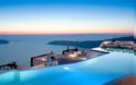 H πιο όμορφη πισίνα του κόσμου βρίσκεται στη Σαντορίνη: Κρεμασμένη στο βράχο, γίνεται ένα με τη θάλασσα - Φωτογραφία 3