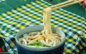 Σοκάρουν οι φωτογραφίες από Κινέζικο εργοστάσιο noodles - Υπάλληλοι πατούν με γυμνά πόδια τα ζυμαρικά - Φωτογραφία 1
