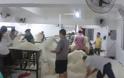 Σοκάρουν οι φωτογραφίες από Κινέζικο εργοστάσιο noodles - Υπάλληλοι πατούν με γυμνά πόδια τα ζυμαρικά - Φωτογραφία 4