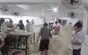 Σοκάρουν οι φωτογραφίες από Κινέζικο εργοστάσιο noodles - Υπάλληλοι πατούν με γυμνά πόδια τα ζυμαρικά - Φωτογραφία 6