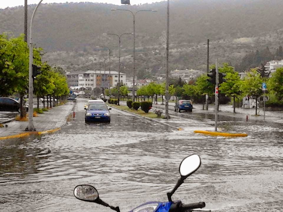 Πλημμύρισαν οι δρόμοι στη Καστοριά από τη καταιγίδα [photos] - Φωτογραφία 3