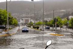Πλημμύρισαν οι δρόμοι στη Καστοριά από τη καταιγίδα [photos]