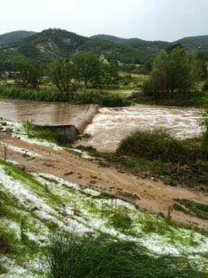 Τρελάθηκε εντελώς ο καιρός! Έριξε χαλάζι στα Τρίκαλα που έφτασε το μισό μέτρο! [photos] - Φωτογραφία 9