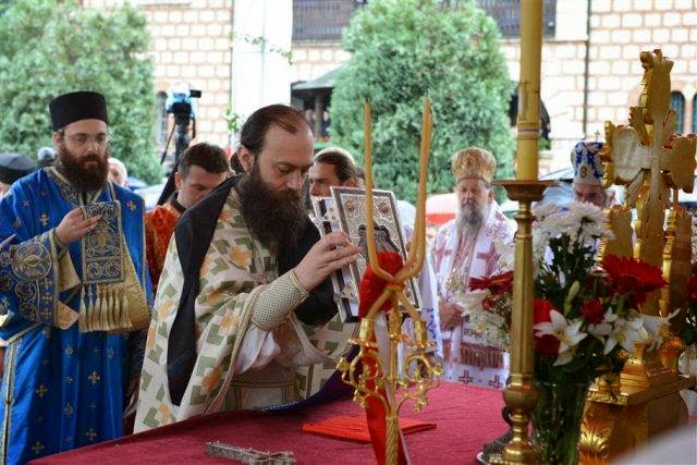 4917 - Ο Ηγούμενος της Ιεράς Μονής Χιλιανδαρίου, Αρχιμ. Μεθόδιος, παρών στην εκταφή και μεταφορά λειψάνων του Αγίου Ιουστίνου Πόποβιτς - Φωτογραφία 2