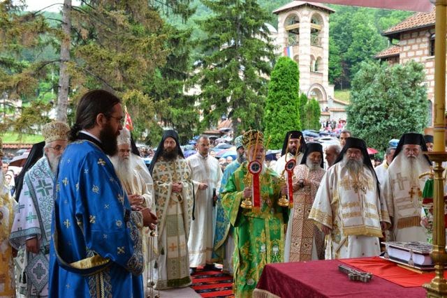 4917 - Ο Ηγούμενος της Ιεράς Μονής Χιλιανδαρίου, Αρχιμ. Μεθόδιος, παρών στην εκταφή και μεταφορά λειψάνων του Αγίου Ιουστίνου Πόποβιτς - Φωτογραφία 3