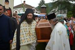4917 - Ο Ηγούμενος της Ιεράς Μονής Χιλιανδαρίου, Αρχιμ. Μεθόδιος, παρών στην εκταφή και μεταφορά λειψάνων του Αγίου Ιουστίνου Πόποβιτς