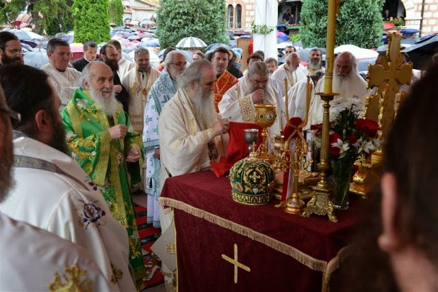 4917 - Ο Ηγούμενος της Ιεράς Μονής Χιλιανδαρίου, Αρχιμ. Μεθόδιος, παρών στην εκταφή και μεταφορά λειψάνων του Αγίου Ιουστίνου Πόποβιτς - Φωτογραφία 7