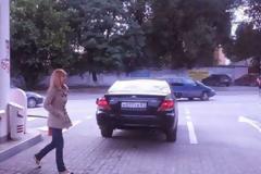 ΒΙΝΤΕΟ: Ξανθιά οδηγός σε βενζινάδικο