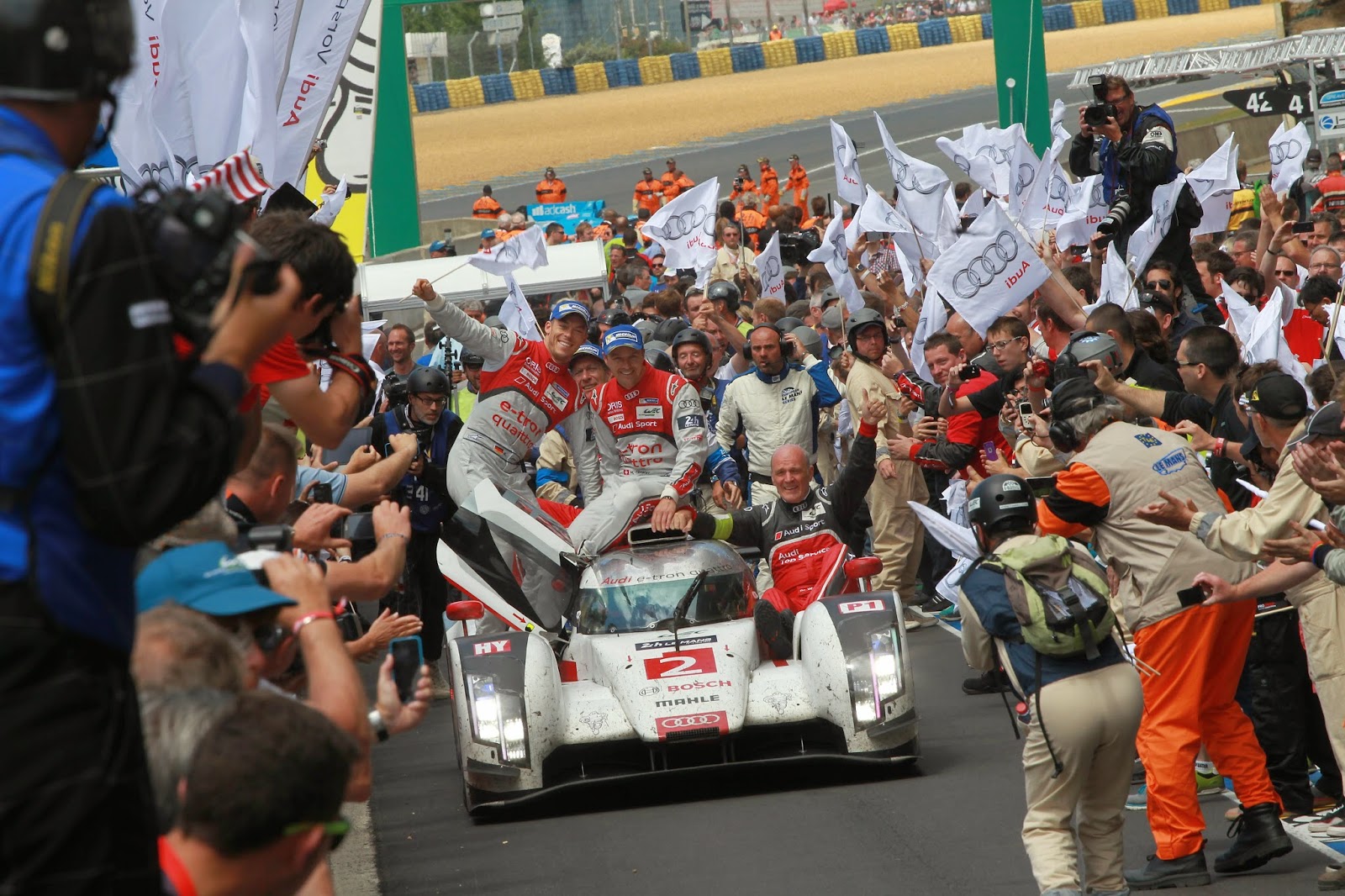 Θρίαμβος της Audi στο Le Mans - κέρδισε τις δύο πρώτες θέσεις στον σημαντικότερο αγώνα αντοχής στον κόσμο - Φωτογραφία 2