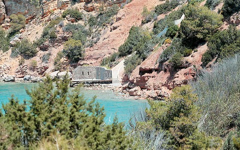 Η κυβέρνηση στα πόδια της βασίλισσας της Ολλανδίας - Της παραχωρεί παράνομη προβλήτα και ιδιωτική παραλία - Φωτογραφία 4