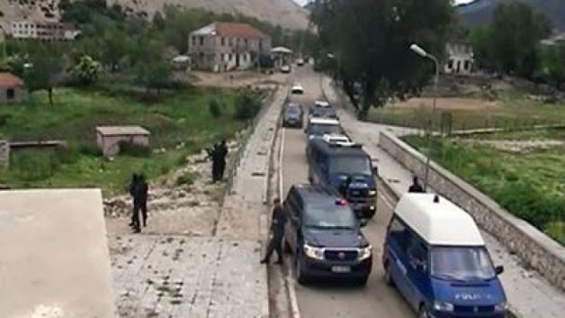 Αλβανία: Με... τεθωρακισμένα προσπαθούν να μπούνε στο Λαζαράτι, το μεγαλύτερο χασισοβολώνα της Ευρώπης - Φωτογραφία 1