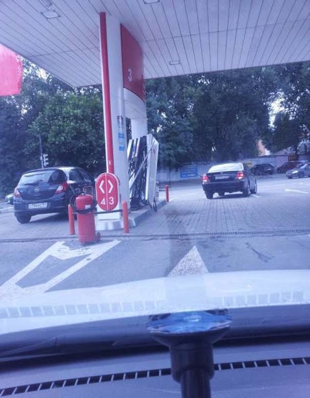 ΒΙΝΤΕΟ: Ξανθιά οδηγός σε βενζινάδικο - Φωτογραφία 2