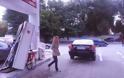 ΒΙΝΤΕΟ: Ξανθιά οδηγός σε βενζινάδικο - Φωτογραφία 4