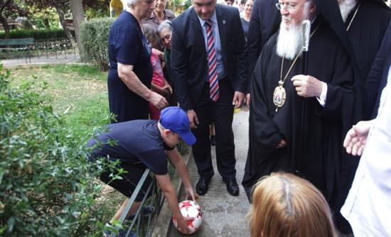 O Οικουμενικός Πατριάρχης... παίζει ποδόσφαιρο (ΦΩΤΟ) - Φωτογραφία 2