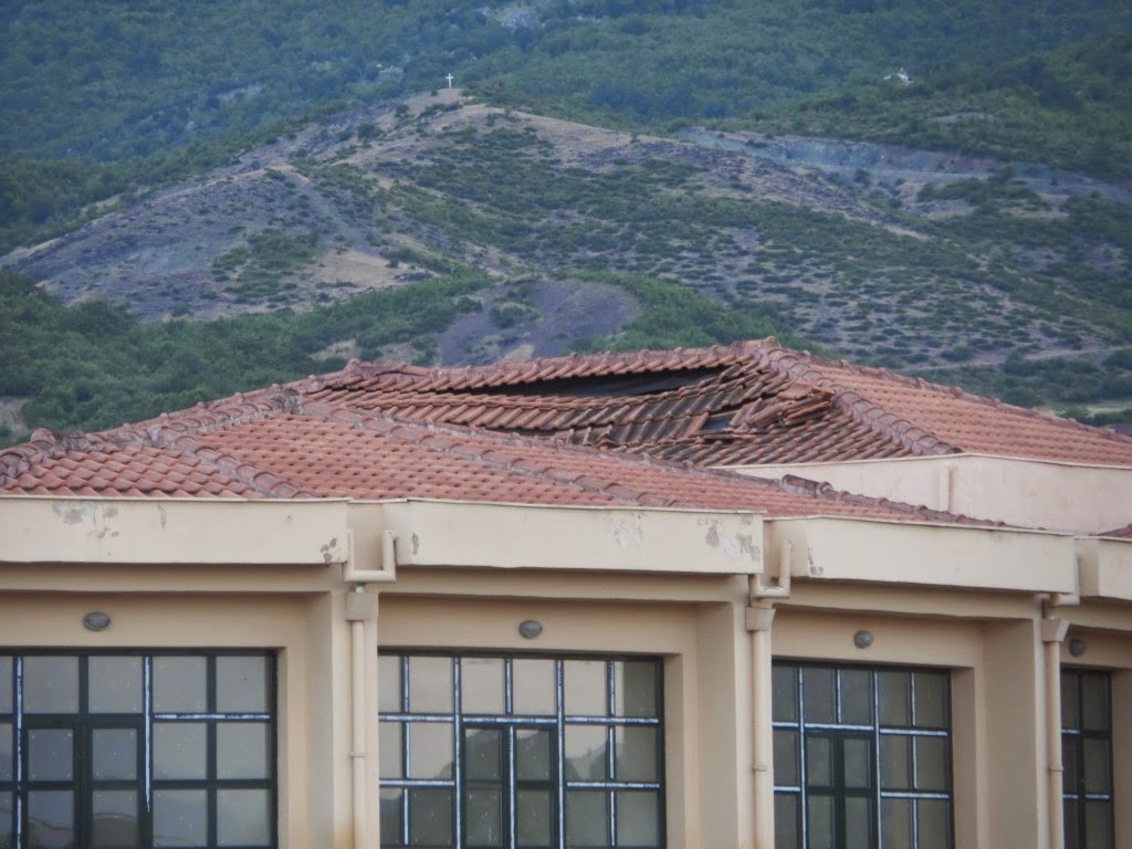 Δείτε πως πάνε πεταμένα τα εκατομμύρια του ελληνικού λαού - Κατέρρευσε η στέγη του υπερσύγχρονου δημαρχείου στα ριζά του Κόζιακα, το οποίο δεν έχει χρησιμοποιηθεί ποτέ [photos] - Φωτογραφία 1