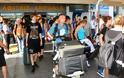 Λιποθυμάνε οι τουρίστες στο αεροδρόμιο του Ηρακλείου από την απίστευτη ζέστη