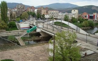 Αφαιρέθηκε το οδόφραγμα που χώριζε τη Μιτρόβιτσα στο Κόσοβο - Φωτογραφία 1