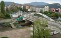 Αφαιρέθηκε το οδόφραγμα που χώριζε τη Μιτρόβιτσα στο Κόσοβο