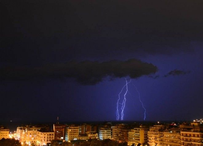 «Βομβαρδίστηκε» από κεραυνούς χτες το βράδυ η Θεσσαλονίκη! (φωτο) - Φωτογραφία 3