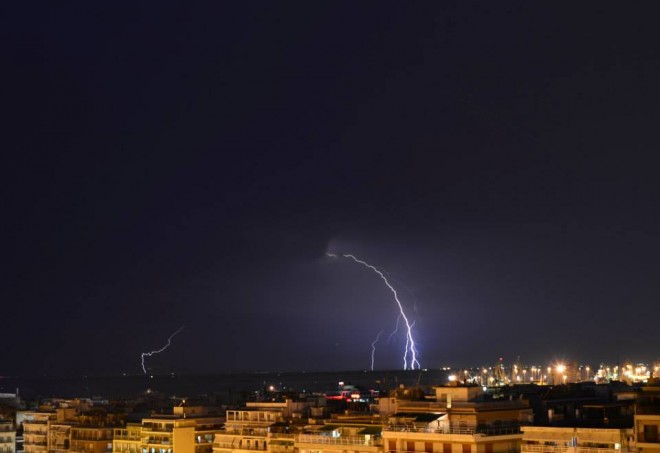 «Βομβαρδίστηκε» από κεραυνούς χτες το βράδυ η Θεσσαλονίκη! (φωτο) - Φωτογραφία 5
