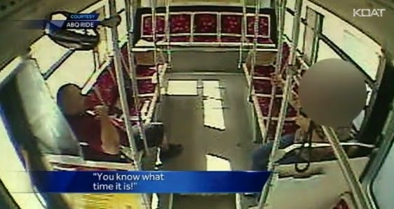 ΑΠΙΣΤΕΥΤΟ! Οδηγός λεωφορείου συνελήφθη από την κάμερα να κάνει… «αταξίες» με επιβάτιδα! Μετά φυσικά.. απολύθηκε!  [video] - Φωτογραφία 1