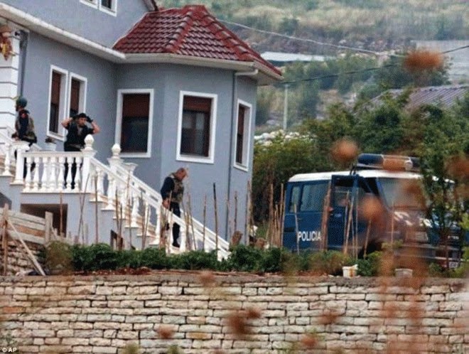 Έπεσε το χωριό του χασισιού στην Αλβανία - Η αστυνομία έχει υπό τον πλήρη έλεγχο της το Λαζαράτι [video - photos] - Φωτογραφία 7