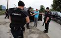 Έπεσε το χωριό του χασισιού στην Αλβανία - Η αστυνομία έχει υπό τον πλήρη έλεγχο της το Λαζαράτι [video - photos] - Φωτογραφία 6