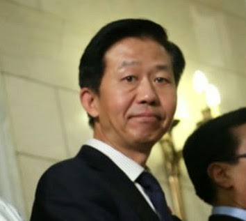 Απίστευτο στιγμιότυπο: Τι κοιτάει με τέτοιο ύφος ο Κινέζος Πρωθυπουργός οεο; [photo] - Φωτογραφία 1
