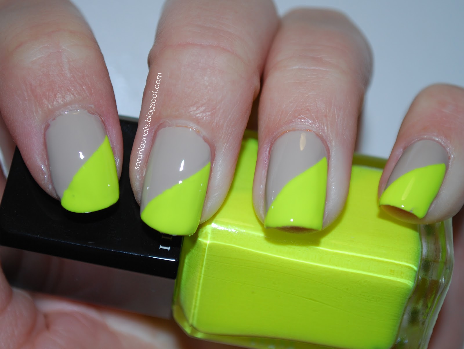 Neon μανικιούρ: Ιδιαίτερα nail art σχέδια και φωτεινά καλοκαιρινά βερνίκια για να υιοθετήσεις το trend! - Φωτογραφία 5