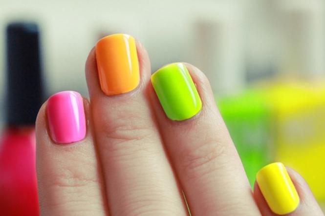 Neon μανικιούρ: Ιδιαίτερα nail art σχέδια και φωτεινά καλοκαιρινά βερνίκια για να υιοθετήσεις το trend! - Φωτογραφία 6