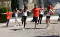 Ισπανοί μαθητές μαθαίνουν συρτάκι από έναν… Θεσσαλονικιό [video]