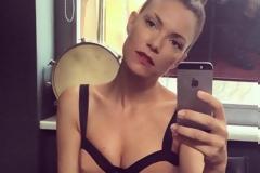 Η Βίκυ Καγιά έβγαλε selfie με το σουτιέν της...
