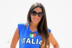 Η Claudia Romani μας δείχνει την υποστήριξη της στην Ιταλία ενάντια στην Κόστα Ρίκα για το World Cup 2014